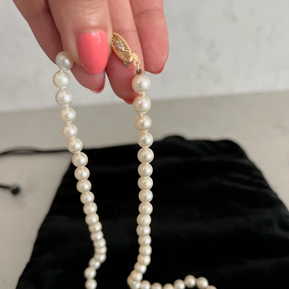 CULTURED PEARL NECKLACE, 14K YELLOW GOLD CLASP SET WITH TWO FULL CUT DIAMONDS